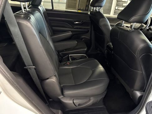 Used 2025 Toyota Grand Highlander AWD image 16
