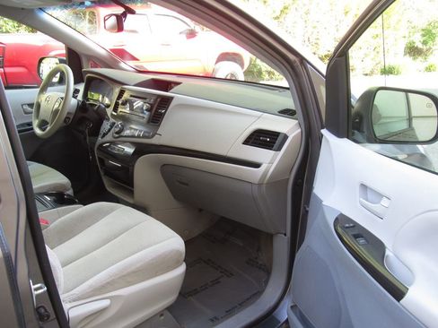 Used 2014 Toyota Sienna LE FWD image 19