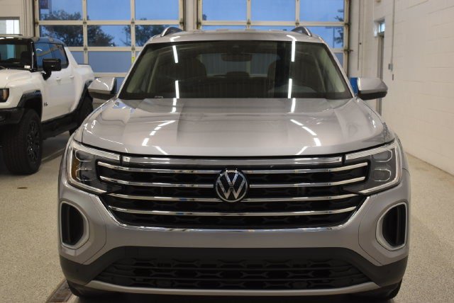 Used 2025 Volkswagen Atlas SE AWD/4WD image 3