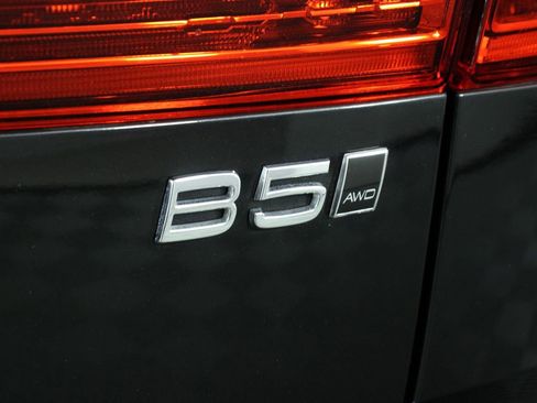 Certified 2023 Volvo XC60 B5 Ultimate w/ Climate Package image 20