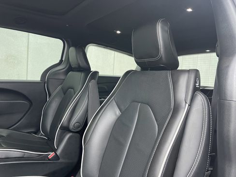 Used 2023 Chrysler Pacifica Limited w/ S Appearance Package image 15