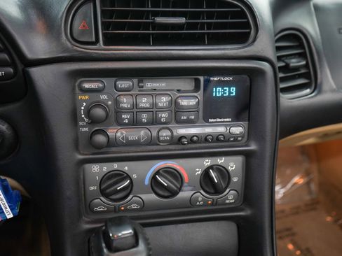 Used 2000 Chevrolet Corvette Convertible RWD image 18