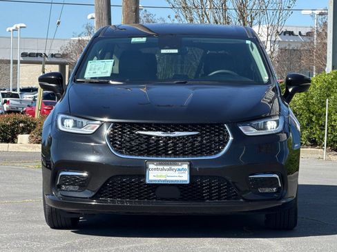 Used 2023 Chrysler Pacifica Touring-L image 9