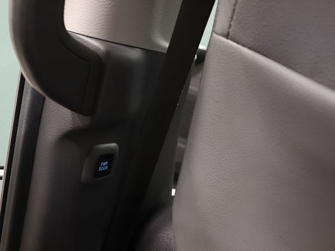 Used 2021 Toyota Sienna XLE FWD image 27