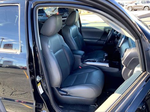 Used 2017 Toyota Tacoma SR5 w/ Tow Package image 9