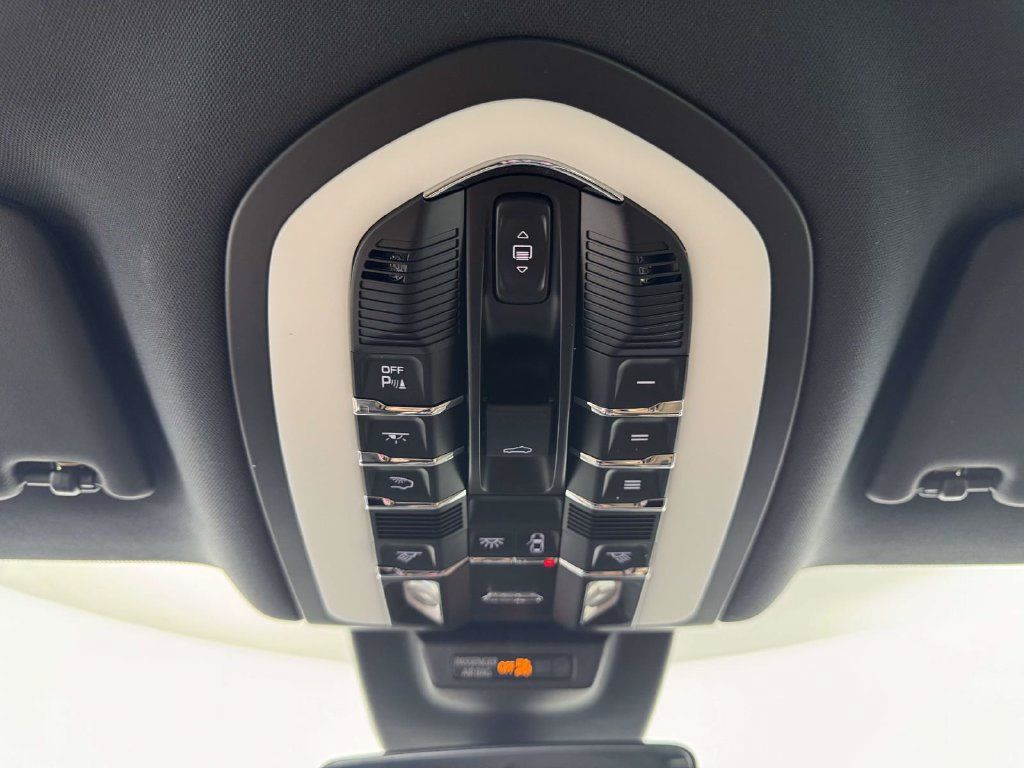 Used 2022 Porsche Macan S AWD/4WD image 25