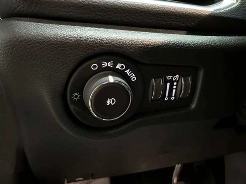 Used 2026 Chrysler Pacifica Limited FWD image 22