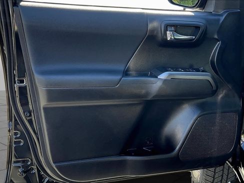 Used 2021 Toyota Tacoma TRD Sport w/ Technology Package image 19