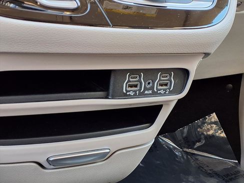 Used 2024 Chrysler Pacifica Touring-L image 13