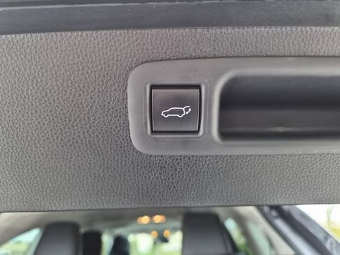 Used 2022 Toyota Highlander XLE AWD/4WD image 12