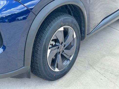 Used 2025 Nissan Rogue SV FWD image 9