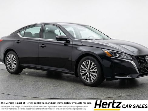 Used 2025 Nissan Altima 2.5 SV image 1