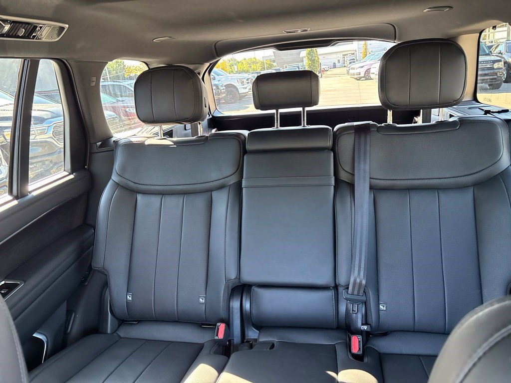 Used 2025 Land Rover Range Rover Long Wheelbase SE AWD/4WD image 19