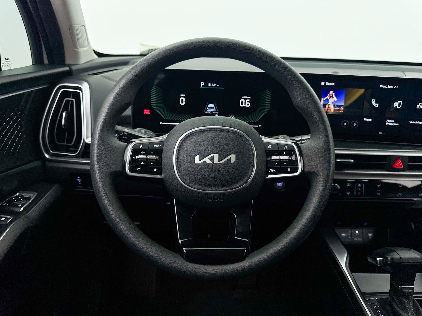 Used 2025 Kia Sorento LX FWD image 3