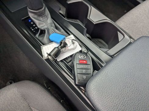 Used 2025 Toyota Camry LE image 31