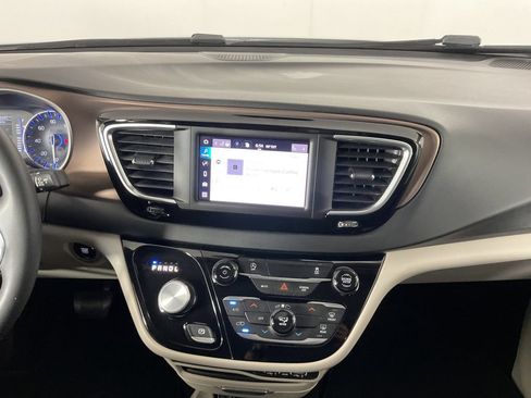 Used 2023 Chrysler Voyager LX FWD image 13