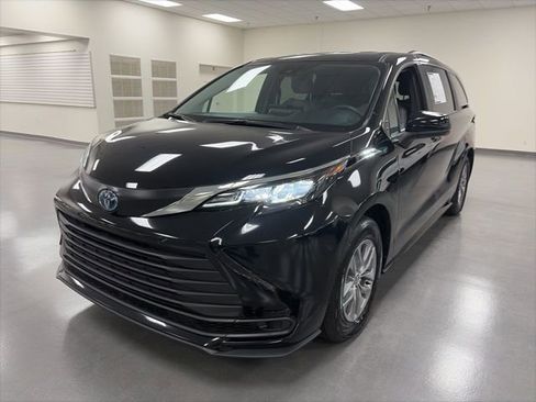Certified 2025 Toyota Sienna LE AWD/4WD image 3