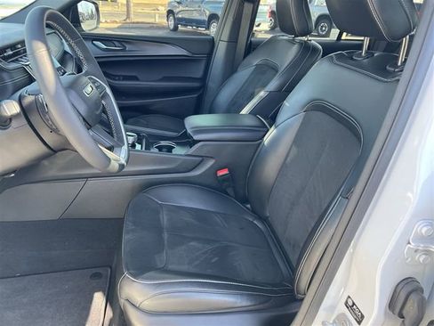 Used 2025 Jeep Grand Cherokee Altitude AWD/4WD image 15