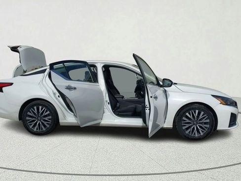 Used 2024 Nissan Altima 2.5 SV image 14