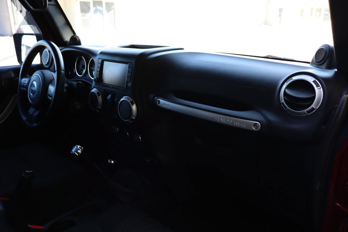 Used 2012 Jeep Wrangler Sahara w/ Connectivity Group AWD/4WD image 17