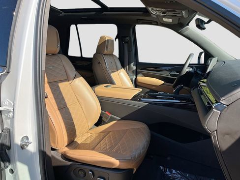 Used 2023 Cadillac Escalade Premium Luxury image 36