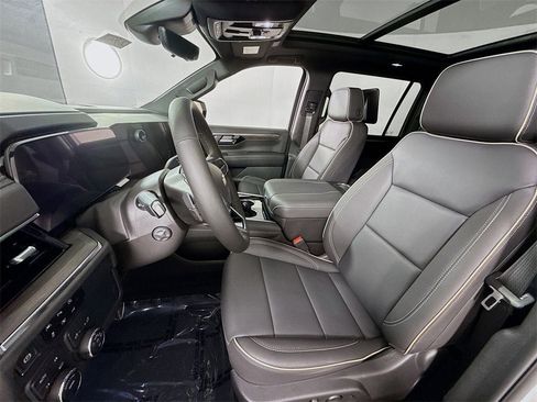 New 2025 Chevrolet Suburban Premier image 17