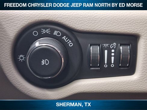 Used 2024 Chrysler Pacifica Touring-L image 16