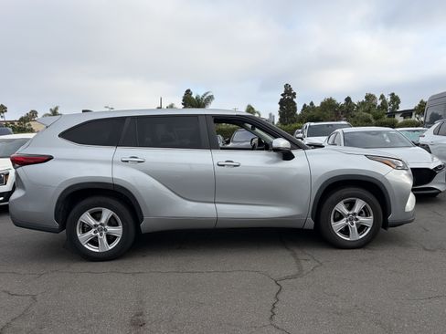Used 2023 Toyota Highlander LE FWD image 2