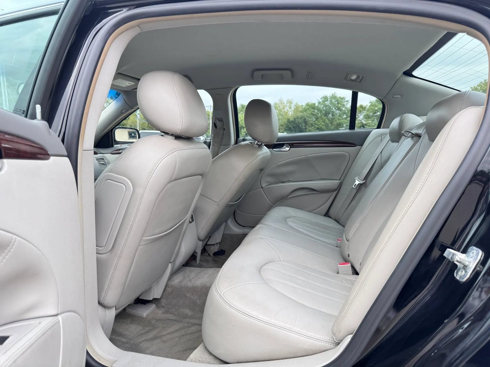 Used 2011 Buick Lucerne CXL FWD image 18