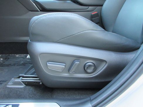 Used 2024 Toyota Venza XLE image 31