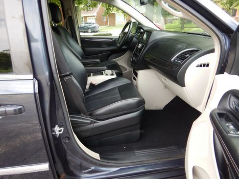 Used 2014 Chrysler Town & Country Touring FWD image 18