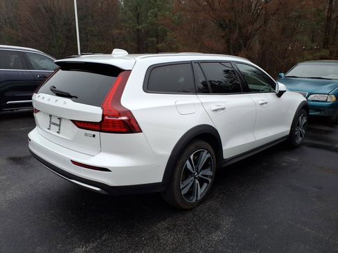 Used 2023 Volvo V60 B5 Cross Country Plus w/ Climate Package image 2