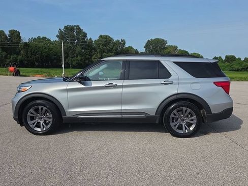 Used 2024 Ford Explorer XLT w/ Equipment Group 202A RWD image 10