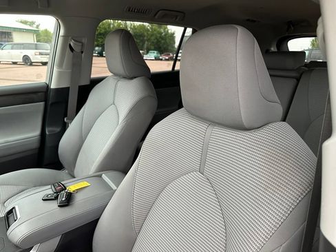Used 2023 Toyota Highlander L FWD image 3