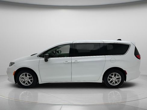 Used 2024 Chrysler Pacifica Touring-L FWD image 7
