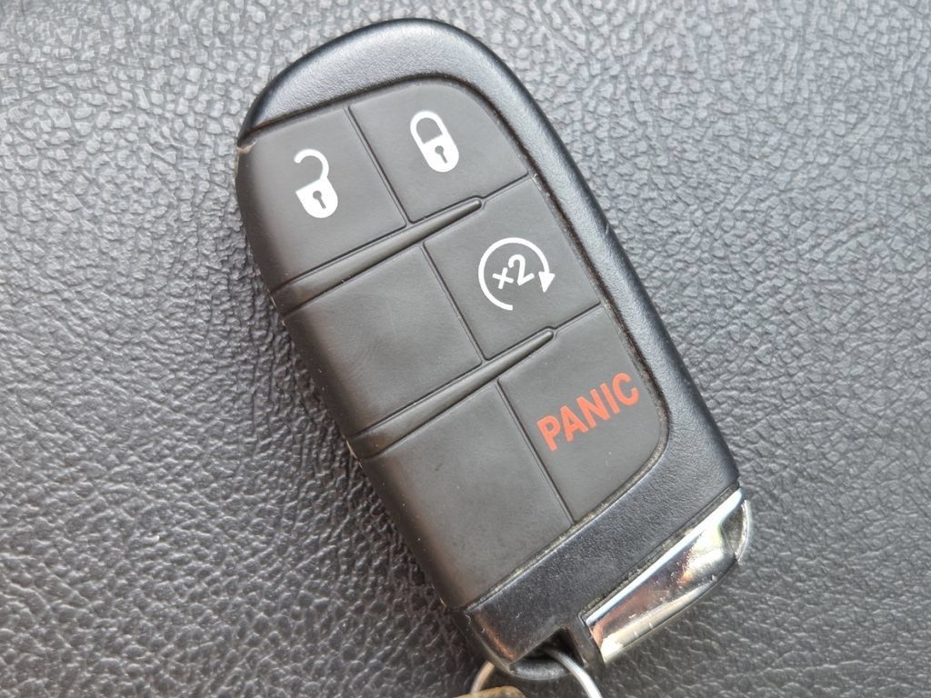 Used 2023 Jeep Compass Latitude AWD/4WD image 36