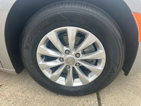 Used 2018 Chrysler Pacifica Touring-L Plus image 8