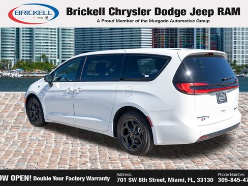 Used 2024 Chrysler Pacifica Limited FWD image 7