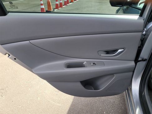 Used 2022 Hyundai Elantra SEL w/ Convenience + Premium Package image 8