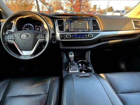 Used 2019 Toyota Highlander XLE image 18