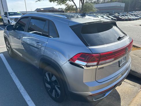 Used 2024 Volkswagen Atlas Cross Sport SE image 3