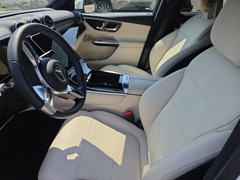 Used 2025 Mercedes-Benz GLC 300 image 4