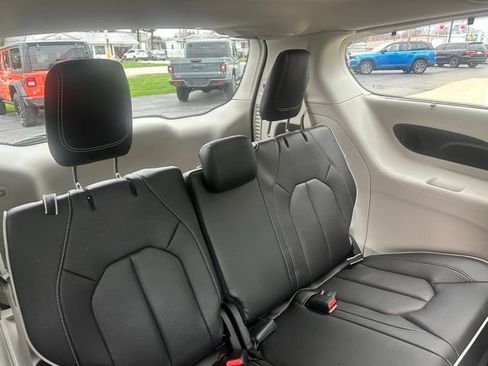 Used 2024 Chrysler Pacifica Limited FWD image 17
