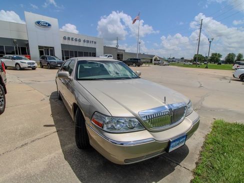 Used 2004 Lincoln Town Car Signature RWD image 2