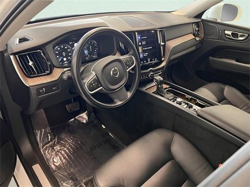 Used 2021 Volvo XC60 T5 Momentum w/ Premium Package image 17