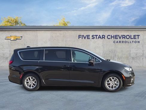 Used 2023 Chrysler Pacifica Touring-L FWD image 9