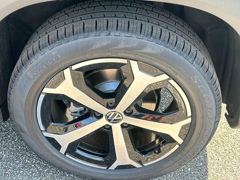 New 2025 Volkswagen Tiguan SE image 10