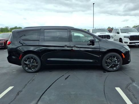 New 2027 Chrysler Pacifica Limited AWD/4WD image 18