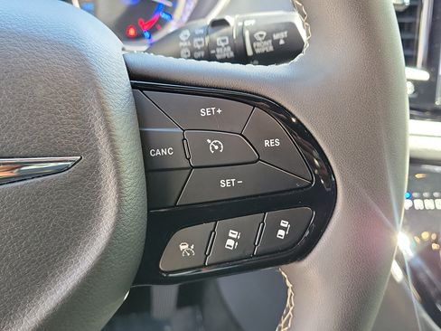 Used 2024 Chrysler Pacifica Limited FWD image 18