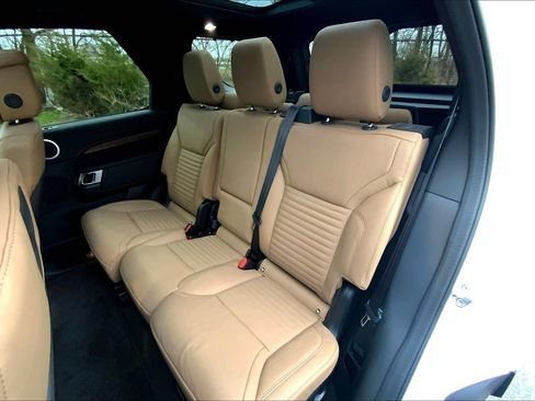 Certified 2025 Land Rover Discovery Dynamic SE AWD/4WD image 20
